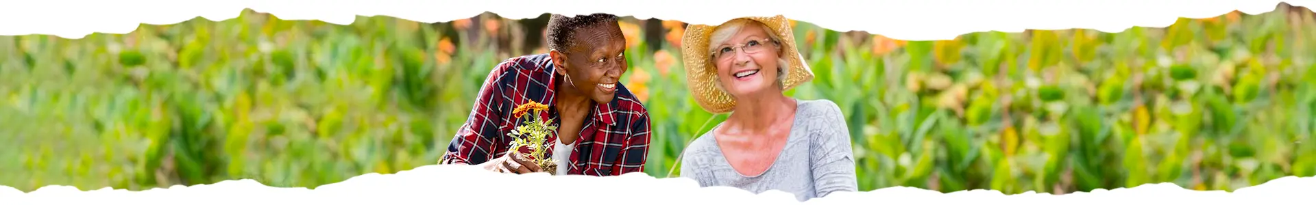 2 femmes qui jardinent à l'extérieur